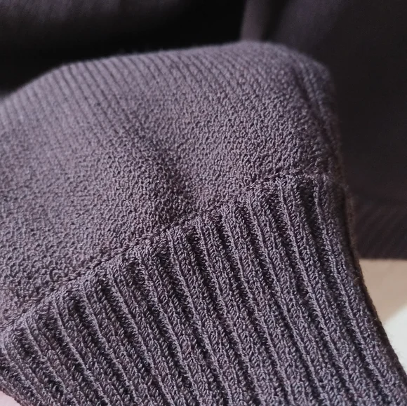 BEAUTIFUL "ST. JOHN COLLECTION" CHOCOLATE BROWN N TAN KNIT, SIDE ZIPPER SWEATER!